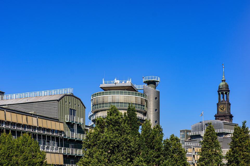 Turm vom Michel hinterm RTL Komplex